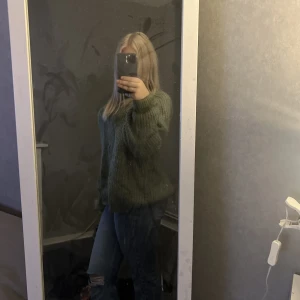 Stickad tröja - Superfin grön stickad tröja, tar tyvärr ej returer. Köparen står för frakt, står inte för postens slarv. Priset går att diskutera.