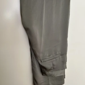 Byxor - Skimriga grå/gröna byxor!  Jag är en S och 175cm. Inga fläckar