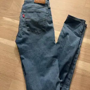 Ett par jeans från Levis i modell 710. Passformen är super skinny och jeansen är låga i midjan. Fint skick!  Storlek 25 Benlängd 30