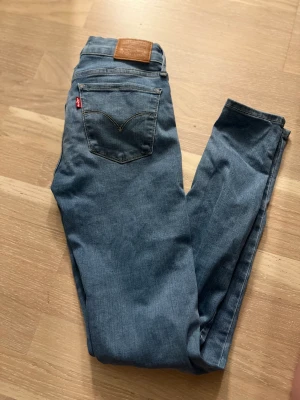 Levis 710 strl 25x30 super skinny fit - Ett par jeans från Levis i modell 710. Passformen är super skinny och jeansen är låga i midjan. Fint skick!  Storlek 25 Benlängd 30