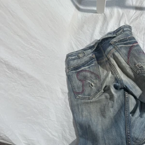 Galet snygga lowwaist jeans! - SNYGGASTE LOWWAIST JEANS!! As coola detaljer! Säljer pga pengarbrist