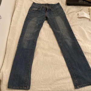 diesel jeans - skit snygga lågmidjade och heta dieseljeans. Storlek 26, tyvärr för små för mig 😭 Passar dig som är runt 170