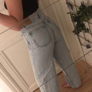 Jeans från Weekday i modellen ”Rail mid loose straight jeans”. Storlek 29/32 vilket motsvarar en 38/M. 