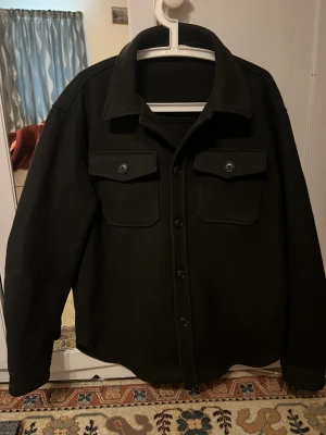 Overshirt zara -  Overshirt Från zara. Använd ett fåtal gånger och är i bra skick. Storlek M