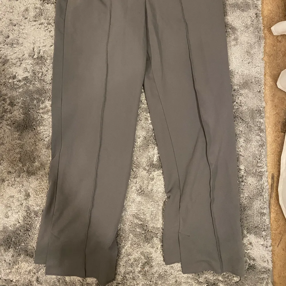 Ett bar gråa kostymbyxor ifrån NA-KD, i storlek 40. Dem är i nyskick och säljer då dem är för stora för mig. . Jeans & Byxor.