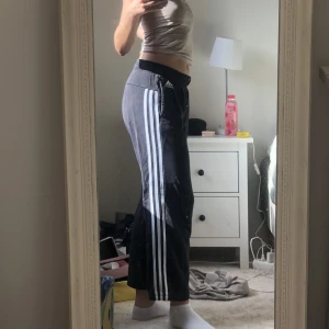 Adidas byxor - Utsvängda och så snygga! Andvänder inte längre men dem sitter så snyggt på😍😍  Storlek medium, pris kan diskuteras❤️❤️