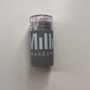 Milk blush stick - Milk blush stick i färgen rally! 🌟 har används ett antal gånger men inte på sistone därför säljs 💗. Original pris är 279kr. Om intresse skicka till oss på snap mer info i bion