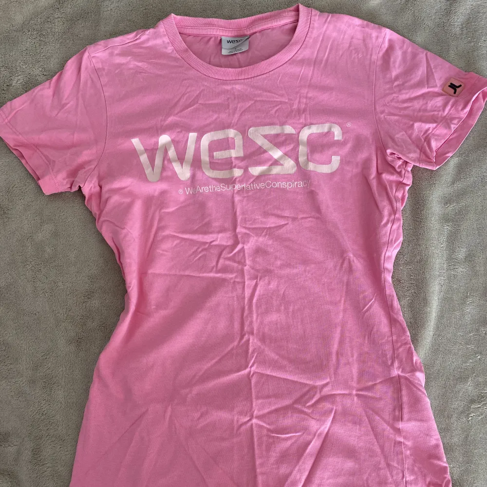 En härlig rosa t-shirt ifrån wesc.  I storlek S. Köpt secondhand men aldrig använt. I fint skick!!🩷 Skriv privat om bild önskas på!. T-shirts.