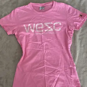 En härlig rosa t-shirt ifrån wesc.  I storlek S. Köpt secondhand men aldrig använt. I fint skick!!🩷 Skriv privat om bild önskas på!