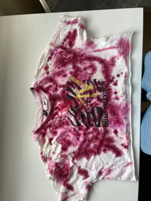 Croppad T-shirt  - Diy tur die T-shirt använt några gånger väldigt bekväm 