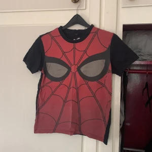 Spiderman baby-tee - En baby-tee i barnstorlek 134/140! Bra skick och snyggt tryck! Passar XS-M. Perfekt för sommaren💓💗💖