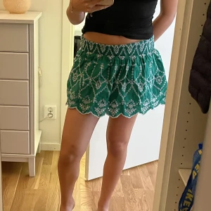 Gina tricot kjol - Super fin grön kjol från Gina. Aldirg använd. Bra skick. Säljer då den inte kommer till användning. Nypris 400kr