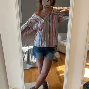 Skjorta - Säljer denna super fina oversized (på mig) skjortan från Maestro då jag tyvärr inte fått någon användning för den.🤗Passar perfekt till sommaren, materialet är tunnt och luftigt.❤️obs (skjortan är blöt från min bikini på tredje bilden och inte fläckig!)🥰