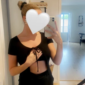 Front Tie Top Zaful - Kort tröja som man knyter i fram, storlek S.