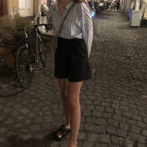 & Other Stories Linen Shorts - & Other Stories High Waisted Linen shorts🖤 52% Linen 48% Cotton Used one summer 🌞  Waist: 65cm 📏 Length: 41cm Art no: 09644914