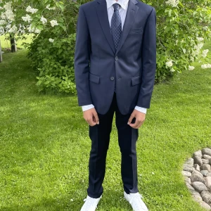 Mörkblå kostym  - Mörkblå slim fit kostym från Dressman. Använd endast 2 gånger. Kavaj Stl 46 och byxor 29/32