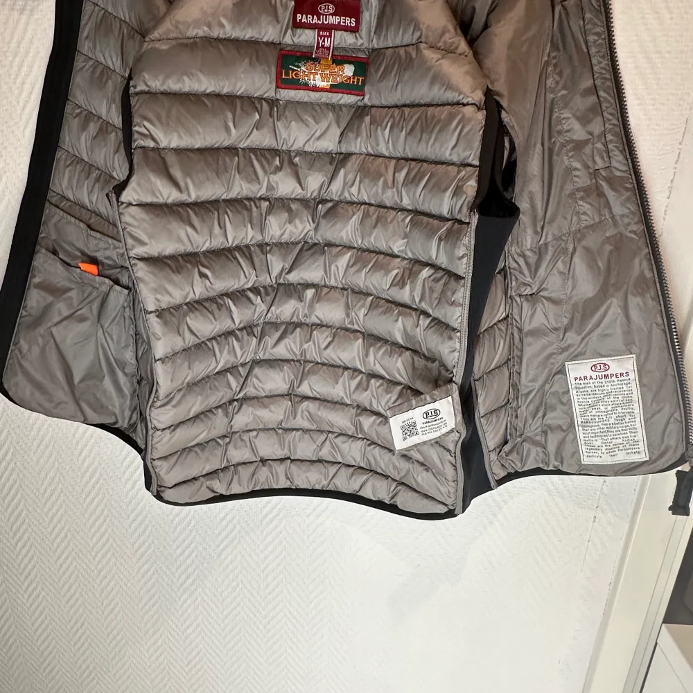 Jag har valt att sälja min Parajumpers pågrund av att den blivit för liten för mig.  Säljer den för 900 eftersom att den inte går för så mycket längre.  Har ni några frågor så ställ dem bara! /mvh Elias . Jackor.