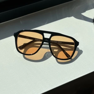 Solglasögon  - Super coola solglasögon med orange glas från pieces🧡oanvända och fodral medföljer 