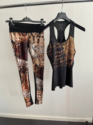 Leggings och en svart topp - Desigual, mycket bra skick