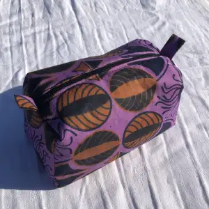 En necessär i tyget ”Plum” 💜Jag kan mötas upp eller leverera inom Lunds kommun annars står köparen för frakten.  För mer information: kika in min Instagram: sewingsbymaia. Betalning sker via Swish 💌