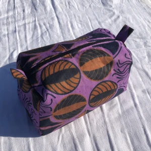 HEMTILLVERKADE NECESSÄRER 💘 - En necessär i tyget ”Plum” 💜Jag kan mötas upp eller leverera inom Lunds kommun annars står köparen för frakten.  För mer information: kika in min Instagram: sewingsbymaia. Betalning sker via Swish 💌