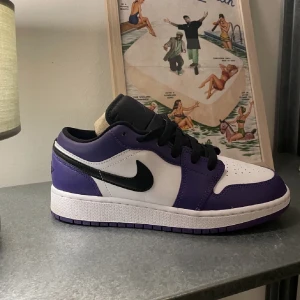 Jordans - purple court low - Knappt använda, 2ggr max! Som oanvända, liten crease på toppen men thats all! Bättre pris vid anabb affär!  Frakt tillkommer