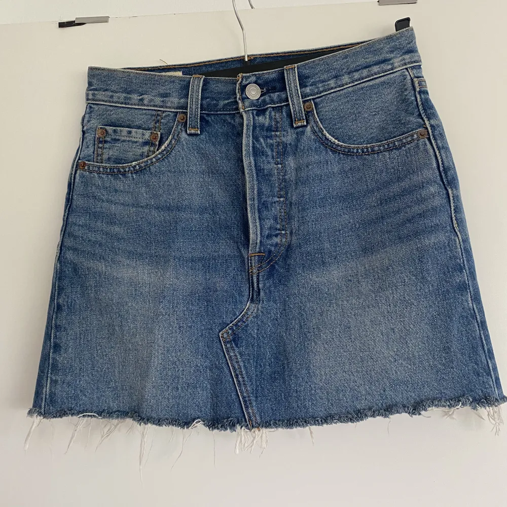 Jeanskjol från Levis i väldigt bra skick!  Använd ett fåtal gånger, men tyvärr för liten numera.  Nypris 549 :-  Frakt ingår ej.. Kjolar.