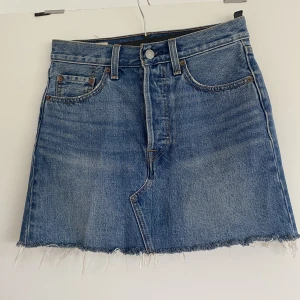 Levis jeanskjol - Jeanskjol från Levis i väldigt bra skick!  Använd ett fåtal gånger, men tyvärr för liten numera.  Nypris 549 :-  Frakt ingår ej.