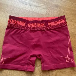 Gymshark shorts, tror kollektionen heter apex. XS/S. Endast använda en gång då de inte passade.