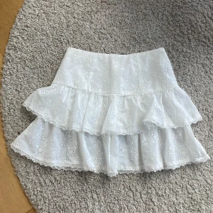 Volangkjol - Finaste volangkjolen nu till sommaren!!💘💐Säljer då den tyvärr är för liten för mig. Kjolen har inga skador eller fläckar, Helt oanvänd!😻