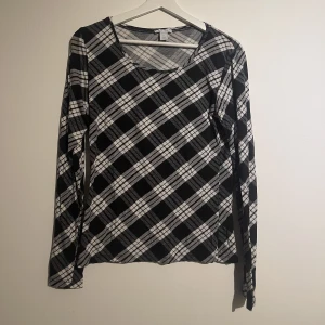 Mönstrad långärmad  - Fin långärmad tröja i bra skick🌸Stolek L men passar M 