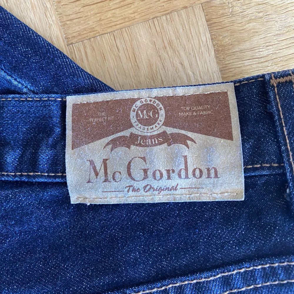 Straight jeans i original denim färg från McGordon. 32/32. Pris: 199kr. . Jeans & Byxor.