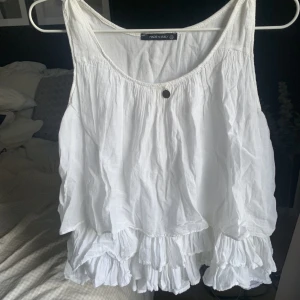 Linne med volanger - Linne med volanger i fint skick. Frakt tillkommer! 