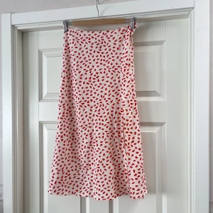 Kjol - Säljer denna fina mönstrade kjolen i stl 36. Helt oanvänd<3