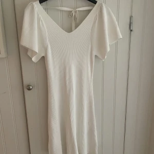 Vit sommarklänning - Säljer en fin vit sommarklänning. Formar sig fint efter kroppen och är stretchig. Köpt på only och är helt oanvänd pga lite för stor. Strl S