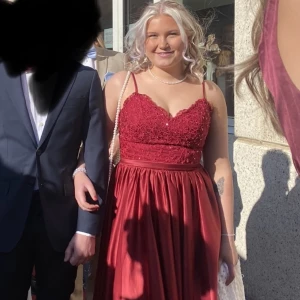 Balklänning - Super-snygg balklänning, storlek 38-40/M Klänningen passar dig som är 165-175cm, jag är 161 och den blev lång för mig. Justerbara axelband och dragkedja bak i ryggen. Slit fram, insydd bh 