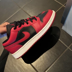 Jordans - Röda jordans low storlek 38
