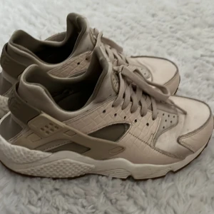 Nike Huarache  - Använda Max 5 gånger, som nya. Små i storleken 