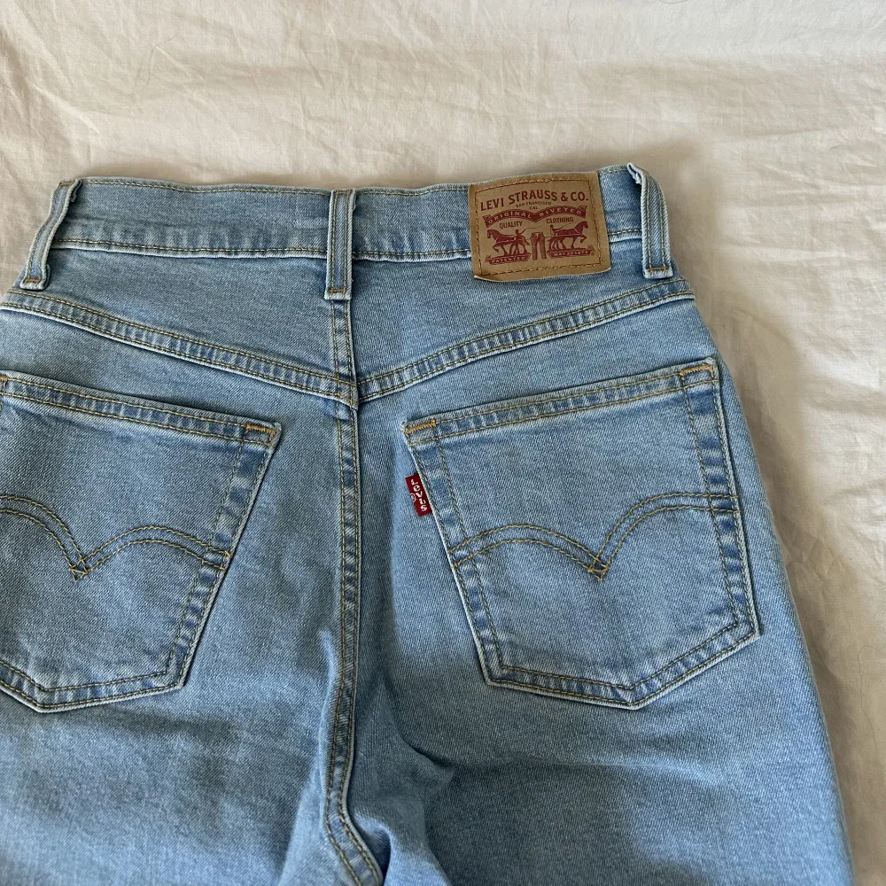 Blåa Levis jeans i mom jean modell, i jätte fint skick! . Jeans & Byxor.