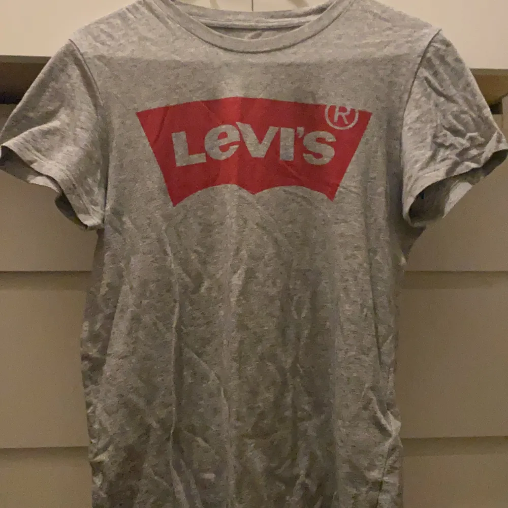 En Levis tröja i storlek xs eller s, knappt använd! TRYCK INTE PÅ KÖP NU❤️  . T-shirts.