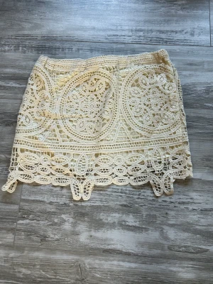 Kjol - Kjol från Samiia använd bara en gång, i naturvit färg och är i mycket bra skick! Passar som s/m