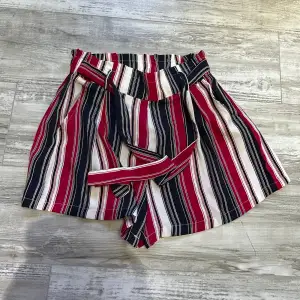 Shorts från Samiia, köpte utomlands. Mörkblå, röd och vit randiga färger. Mycket bra material. 