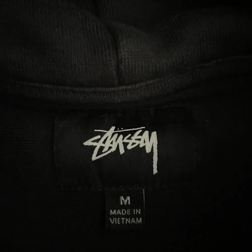 Stussy hoodie, skick: 7-8/10, inga skador. Nypris ligger på 1600kr+.  Storlek M, passar allt från 175-185cm beroende på hur man vill att den ska sitta!. Hoodies.