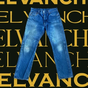 Vintage Levis 501 - Längd: 107 cm Midja: 42 cm Benöppning: 21 cm  (Mätt på byxan när den ligger ner) Cond: vintage  Snabb deal = bättte pris  Perfekt för sommaren