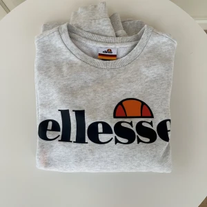 Ljusgrå Ellesse sweatshirt  - Storlek: 158-164 Skick: 8/10 använd några gånger Original pris: 800kr Köpt år 2021 