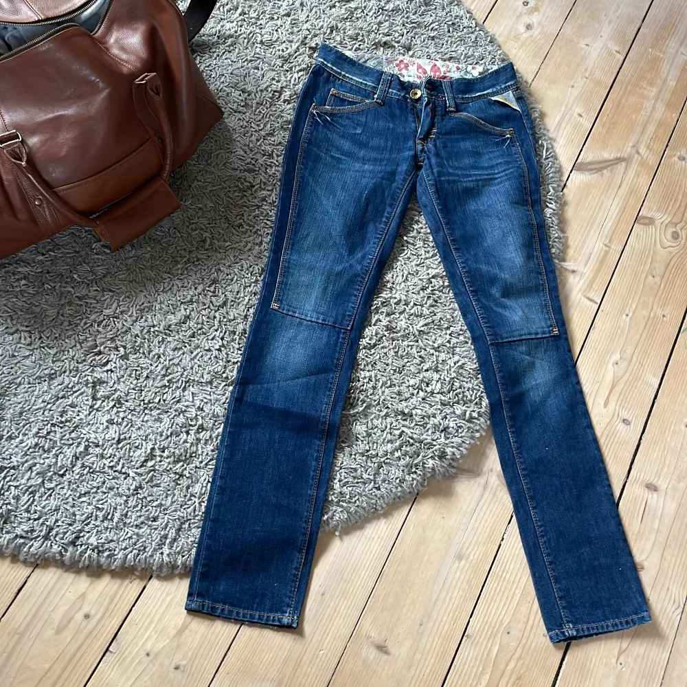 Säljer mina replay jeans som är oanvända. De är mid/low i midjan. Skriv för fler bilder!💐. Jeans & Byxor.