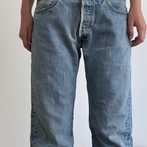 Levis jeans  - Dessa Levis jeans kan bäras av både män och kvinnor, dom är äkta och är har straight fit är i storlek 29X30