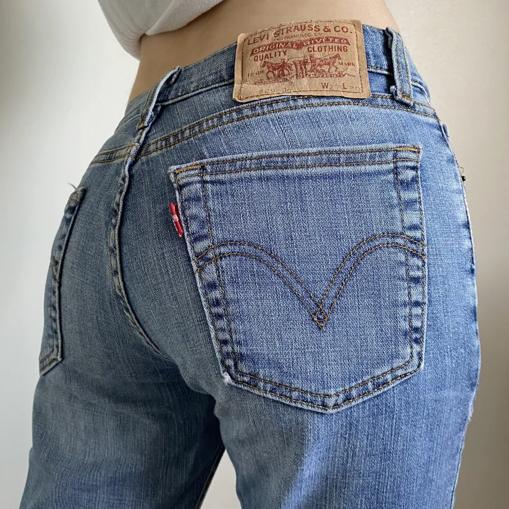 Lågmidjade levis jeans som är också utsvängda 💓as snygga, kom gärna privat vid fler funderingar🤍 . Jeans & Byxor.