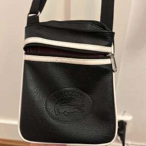 Lacoste väska  - Lacoste armväska, axelremsväska hyfsat bra skick
