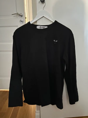 CDG tröja - Svart långärmad CDG tröja!   Sparsamt använd och i gott skick! Bara att höra av sig för fler bilder osv👍 Kan skickas eller mötas upp i sthlm👍